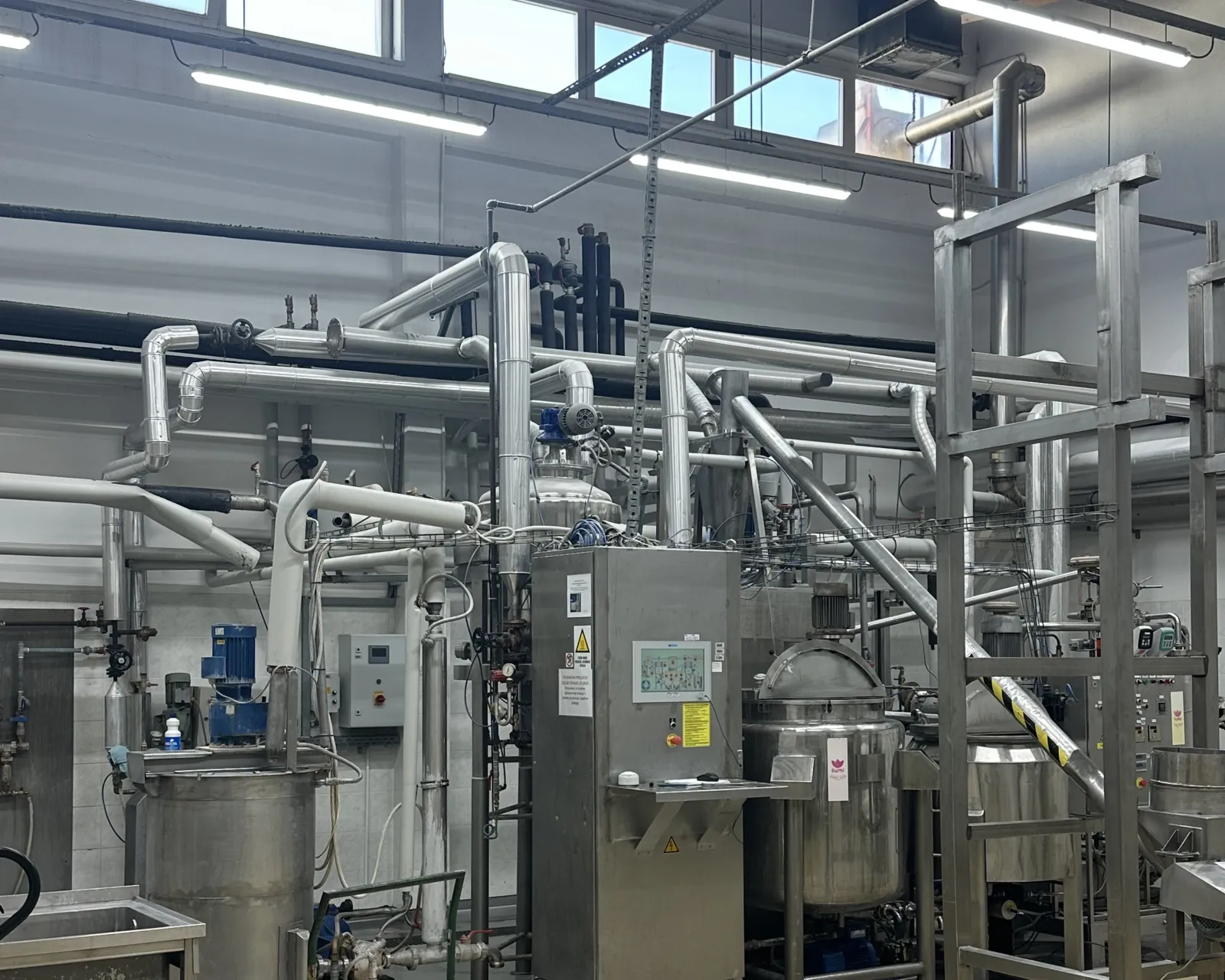Industrijska procesna napeljava in nerjavne posode v proizvodnem obratu