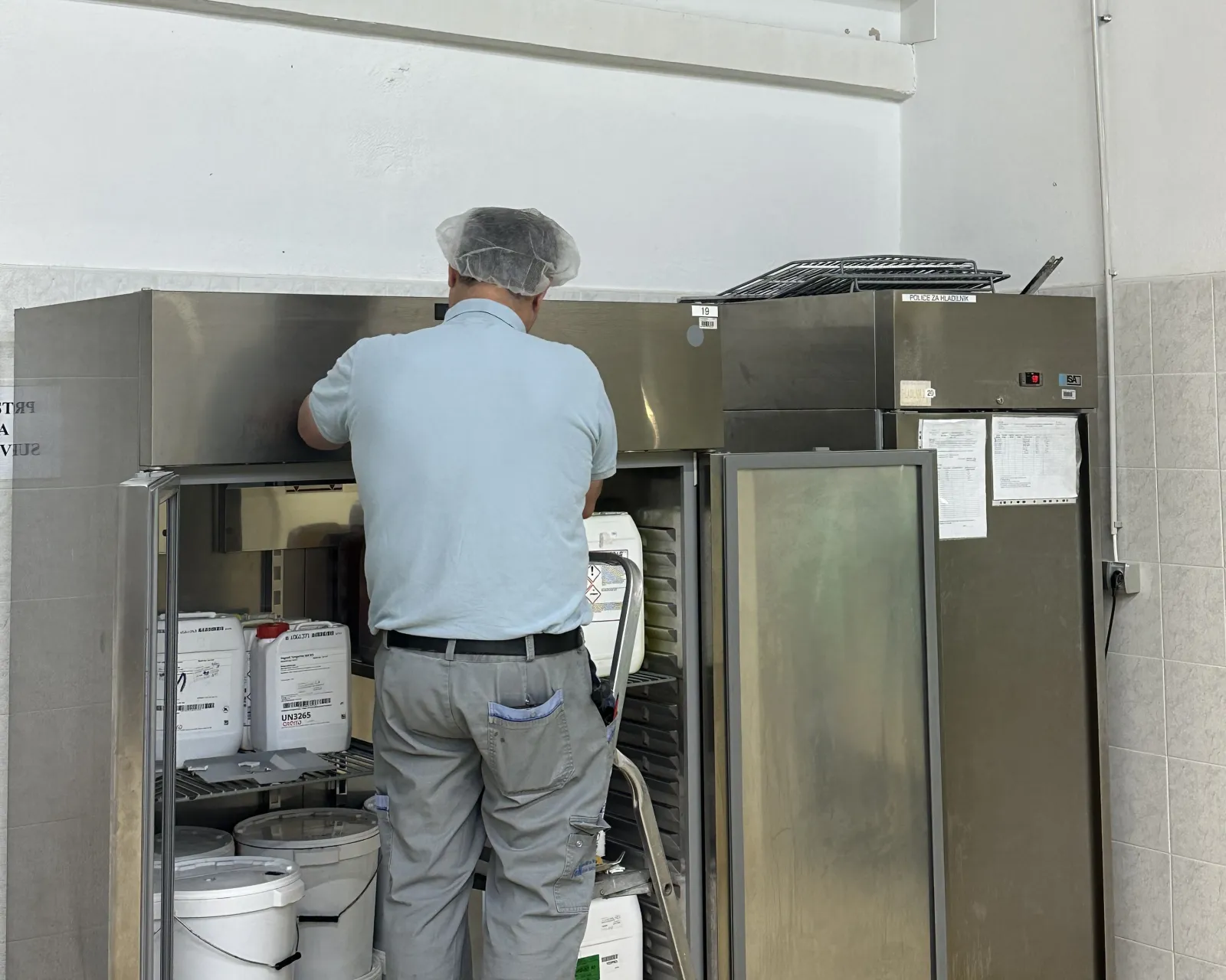 Servis hladilne omare na lokaciji — Tom Klima