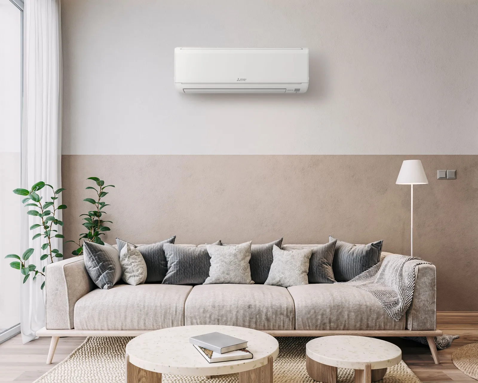 Stenska klimatska naprava Mitsubishi Electric v dnevnem prostoru — Tom Klima